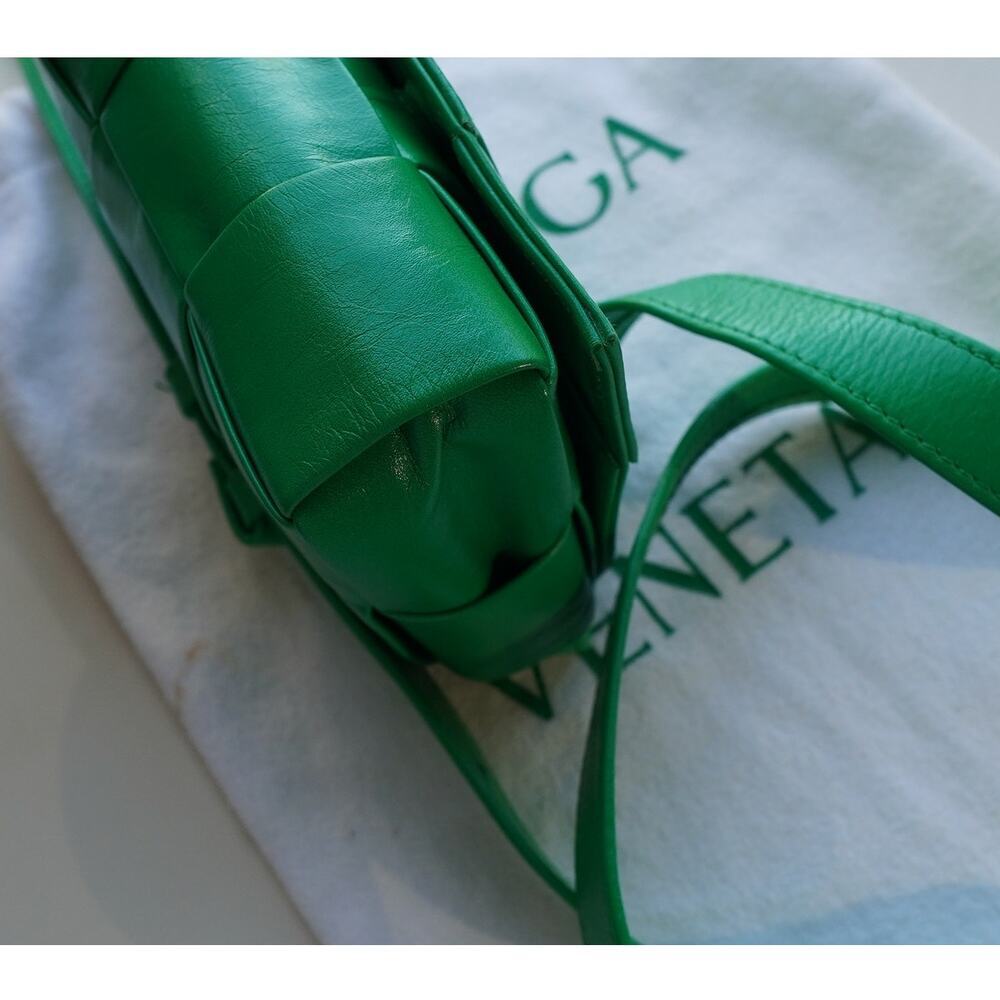 Bottega Veneta Cassette Crossbody Bag Maxi Intrecciato Leather Mini (Green) - Picture 9 of 14